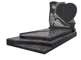 Monument funéraire en granit sombre gravé en forme de cœur